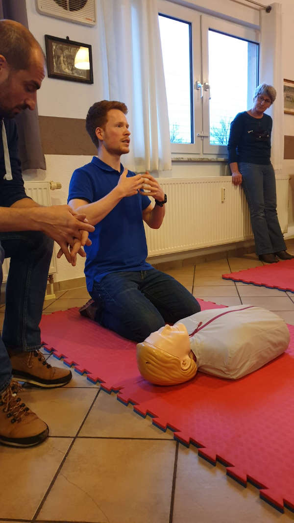 Benjamin Wieland erläutert die Herz-Druck-Massage im Praxisteil der Schulung (Quelle: Verein)