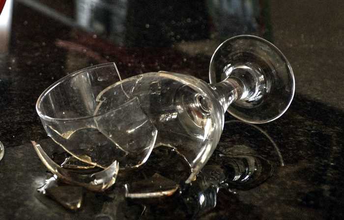 Symbolbild, Glas, Weinglas, Sektglas, zerbrochen, Scherben © Juanita Mulder on Pixabay