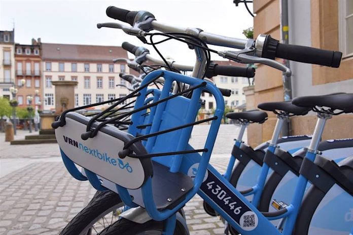 Ganz neu in Landau: Die Leihfahrräder von VRNnextbike warten unter anderem am Rathaus auf ihre ersten Fahrerinnen und Fahrer. (Foto: Stadt Landau)