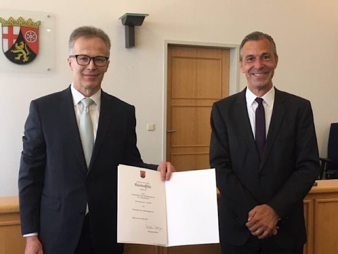 Dr. Christof Berthold (l.) erhielt die Ernennungsurkunde von Dr. Lars Brocker (Foto: Oberverwaltungsgericht RLP)