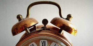 Symbolbild, Zeit, Wecker, alt, Uhr Glocke, Kupfer, römische Ziffern © on pixabay