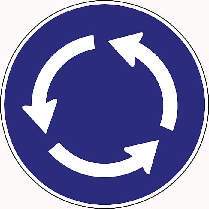 Symbolbild Kreisverkehr Schild (Foto: Pixabay)