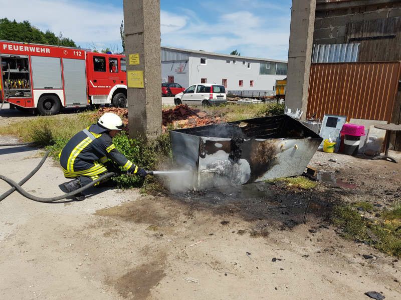 Ein ausgemusterter Kühlschrank brannte (Foto: Feuerwehr Neustadt)
