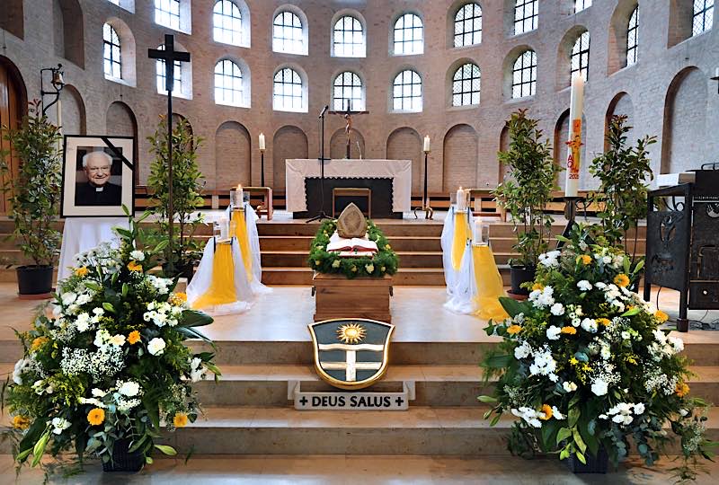 Bischof em. Dr. Anton Schlembach wurde zum Abschied in der Friedenskirche St. Bernhard in Speyer aufgebahrt (Foto: Klaus Landry)