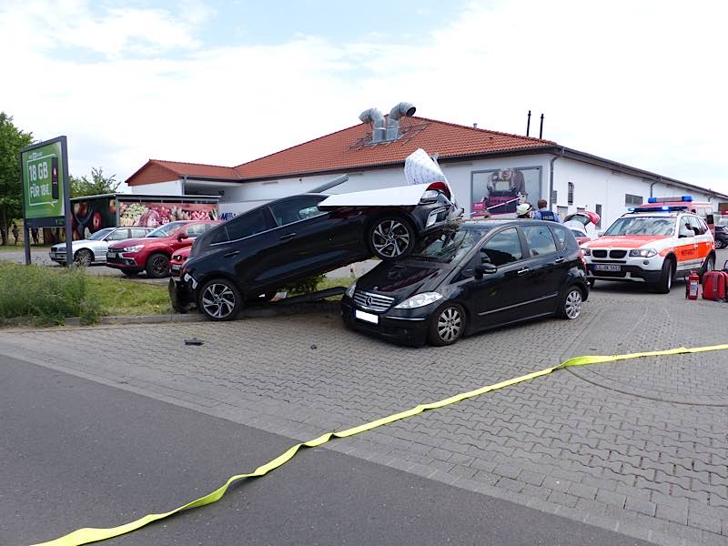 Spektakulärer Verkehrsunfall (Foto: Feuerwehr Neustadt)