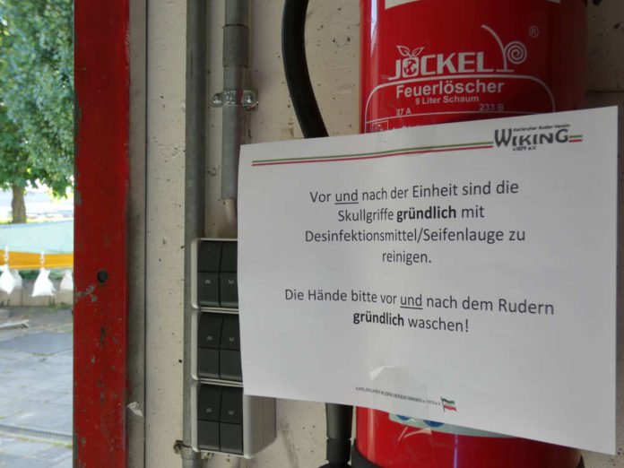 Desinfektionshinweis in einem Karlsruher Sportverein (Foto: Hannes Blank)