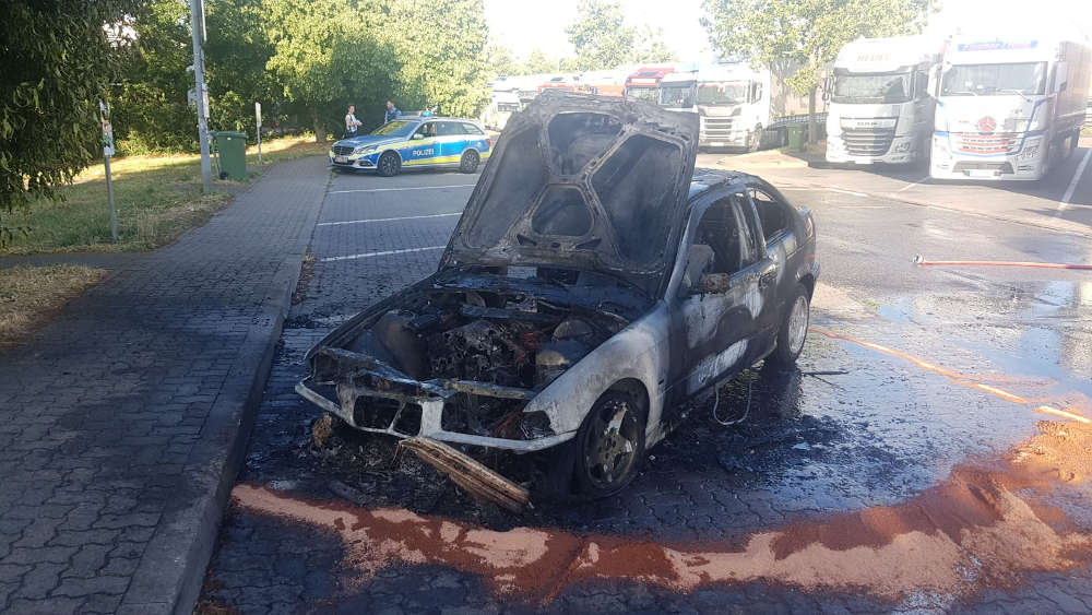 Ausgebrannter BMW (Foto: Polizei RLP)