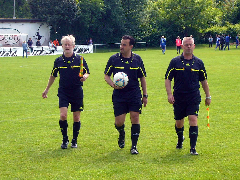 Fußball-Schiedsrichter in Mannheim-Neckarau (Foto: Hannes Blank)