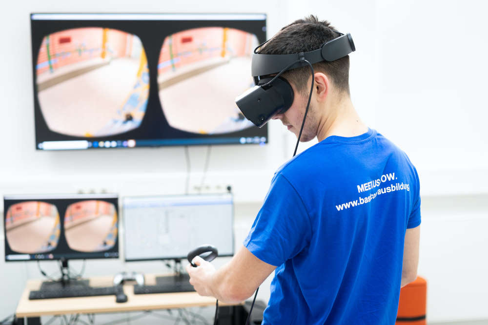 Albert Perquku, Chemikant im 2. Ausbildungsjahr, lernt im Virtual-Reality-Technikum der BASF-Ausbildung in Ludwigshafen, wie Anlagenteile im Ausbildungtechnikum miteinander zusammenhängen und trainiert mit VR-Brille und Joystick verfahrenstechnische Prozesse. (Foto: BASF SE)