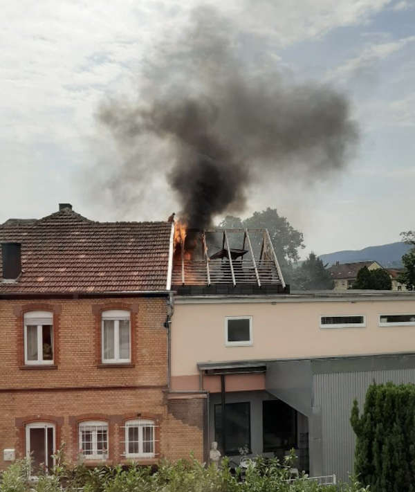 Gebäudebrand in der Winzinger Straße (Foto: privat)