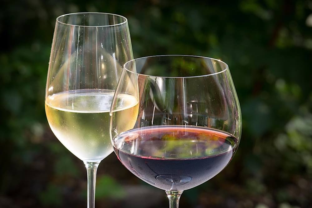 Symbolbild Weißwein Rotwein Weinglas (Foto: Pixabay/Thomas B.)