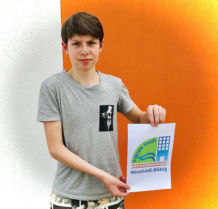Hannes Reif mit dem Logo für das Förderprogramm „Soziale Stadt“ im Stadtteil Böbig (Foto: Stadtverwaltung Neustadt)