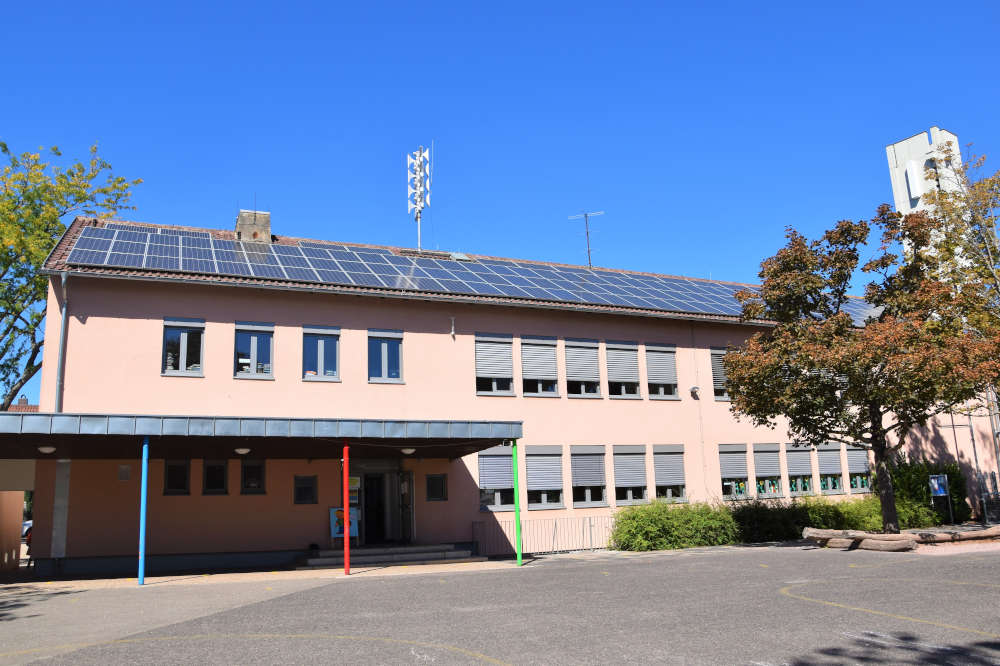 Die Sirene auf dem Dach der Grundschule Wollmesheimer Höhe wird am Samstag, 26. September, erneut getestet. (Quelle: Stadt Landau)