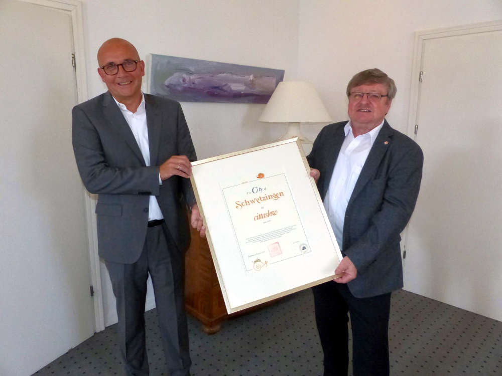 Manfred Dörr (rechts) überreicht seinem Amtskollegen Dr. René Pöltl die offizielle Urkunde (Foto: Stadtverwaltung Schwetzingen)