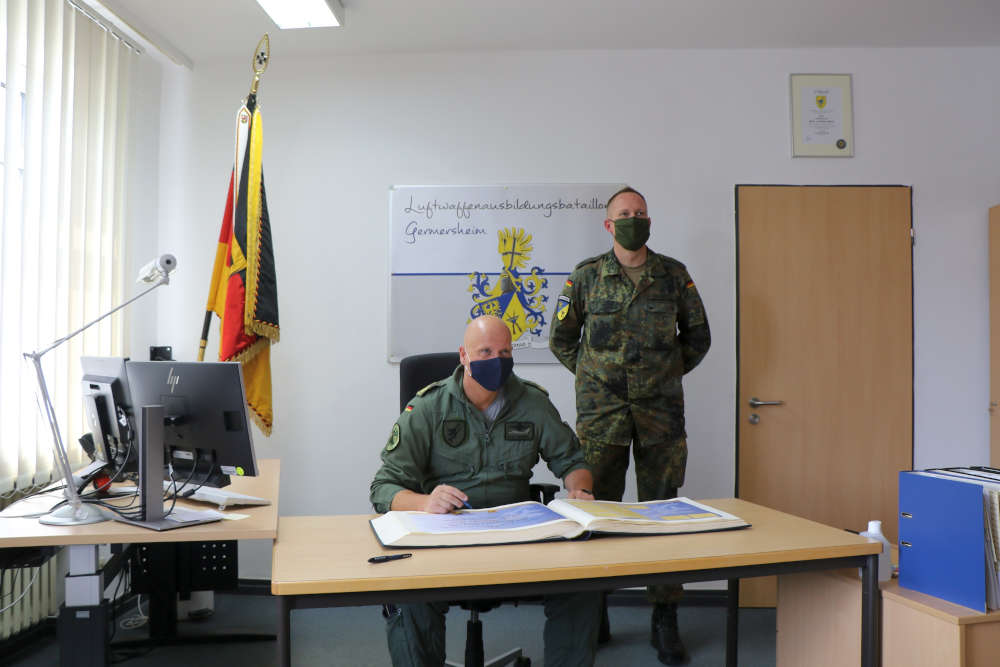 Inspekteur trägt sich in das Gästebuch des Bataillons ein (Foto: Bundeswehr/Frank Wiedermann)