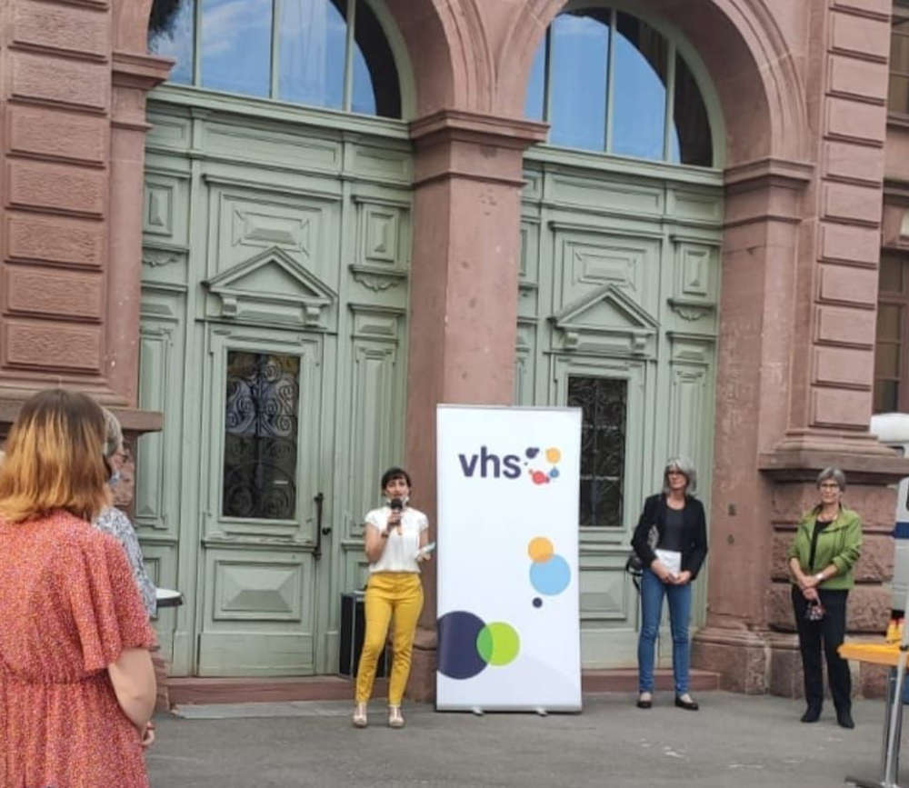 Die Gäste wurden am Eingang von VHS-Leiterin Ilirjana Haase begrüßt. (Foto: Stadtverwaltung Neustadt)