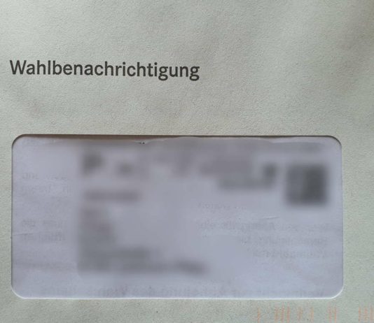 Per Post verschickte Wahlbenachrichtigung (Foto: Holger Knecht) Per Post verschickte Wahlbenachrichtigung (Briefwahl) (Foto: Holger Knecht)