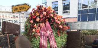 Zur Erinnerung und zum Gedenken an die Opfer wurde heute, Donnerstag, den 22. Oktober 2020, ein Kranz am Gurs-Mahnmal in der Nähe des Saalbaus niedergelegt. (Foto: Stadtverwaltung Neustadt)