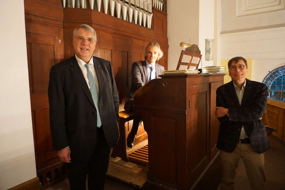 Kirchenpräsident Schad, Bezirkskantor Reichert und Pfarrer Keinath an der Steinmeyer-Orgel in Maikammer. (Foto: Landeskirche/Jahn)