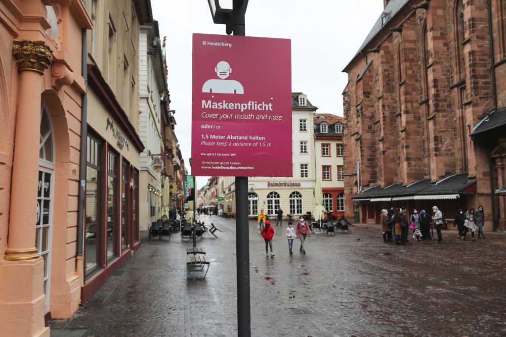 Die Stadt Heidelberg hat mehr als 40 Maskenpflicht-Schilder im Bereich der Hauptstraße an die gültige Rechtslage angepasst – unter anderem an der Heiliggeistkirche. (Foto: Stadt Heidelberg)