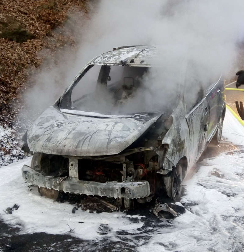 Der ausgebrannte Dacia (Foto: Polizei RLP)