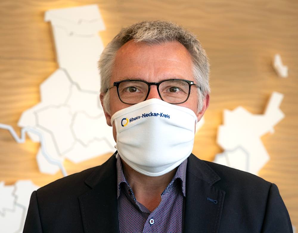 Das Tragen einer Mund-Nasen-Bedeckung ist inzwischen selbstverständlich geworden: Auch Landrat Stefan Dallinger trägt Maske mit Rhein-Neckar-Kreis-Logo. (Foto: Landratsamt Rhein-Neckar-Kreis)