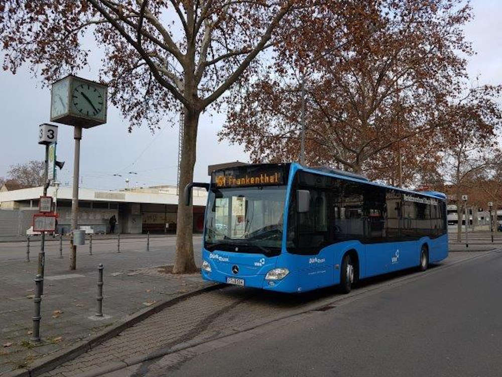 Linienbus am Hauptbahnhof Frankenthal (Foto: Dürk-Reisen)