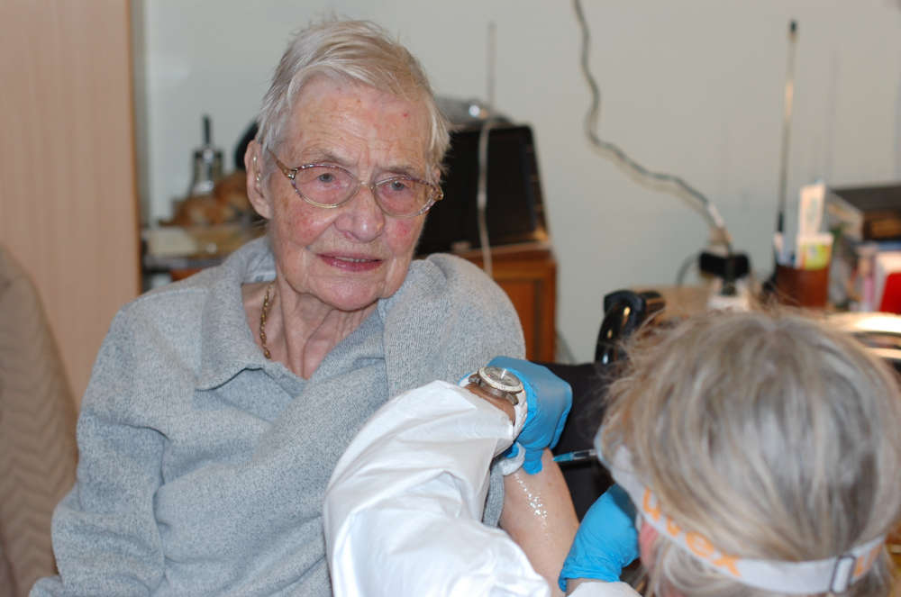 Die Schwetzingerin Ruth Frühauf wurde im GRN-Seniorenzentrum von einer Mitarbeiterin des Mobilen Impfteams geimpft (Foto: Landratsamt Rhein-Neckar-Kreis/GRN)