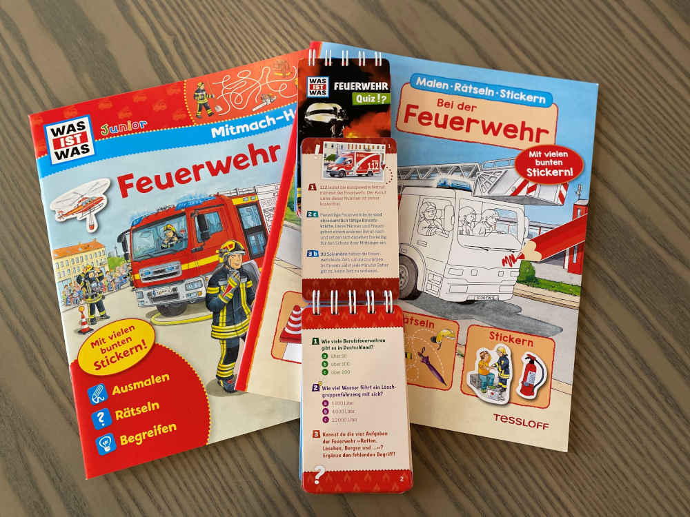 Die Geschenke an die Jugend: Mitmach-Bücher und Quiz, eben ein bisschen „Feuerwehr“ für zuhause. (Foto: VGV Annweiler)