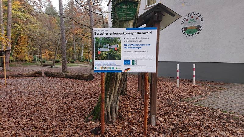 Schild am Naturfreundehaus (Foto: Kreisverwaltung Germersheim)