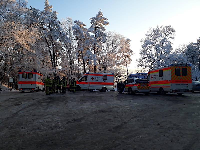 Rettungsfahrzeuge und Einsatzkräfte auf der Kalmit (Foto: DRK-Rettungsdienst Südpfalz GmbH)