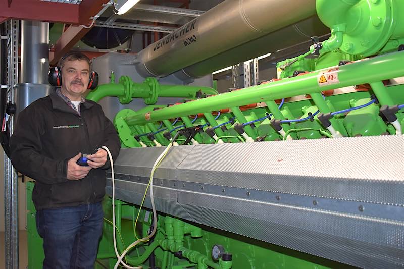 Projektleiter Manfred Lentz bei der Zündspannungskontrolle an den Zündkerzen des neuen BHKW II in der Heizzentrale Landau Süd. (Quelle: EnergieSüdwest)