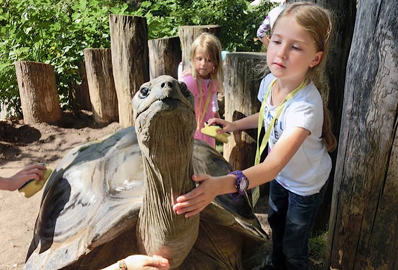 Ferienkinder bei den Riesenschildkröten im Zoo Heidelberg (Archivfoto: Zoo Heidelberg)