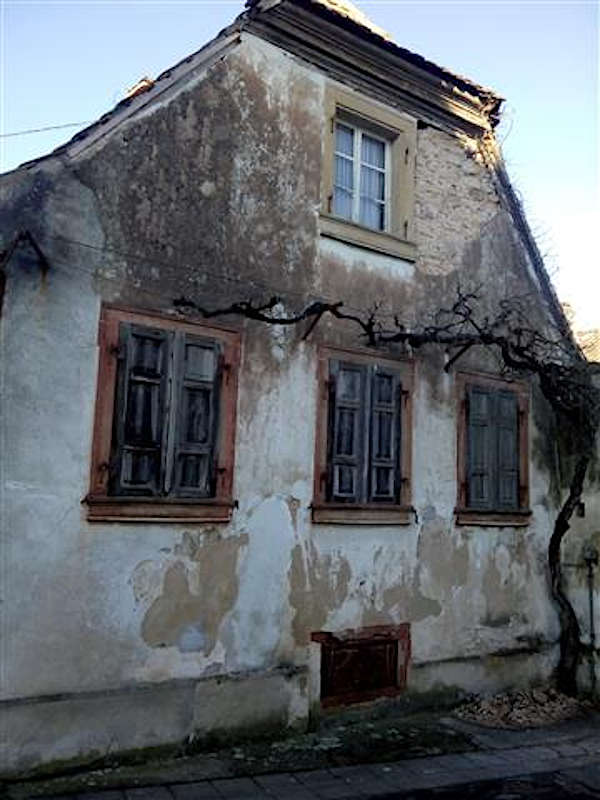 Das einsturzgefährdete Haus (Foto: Polizei Neustadt)