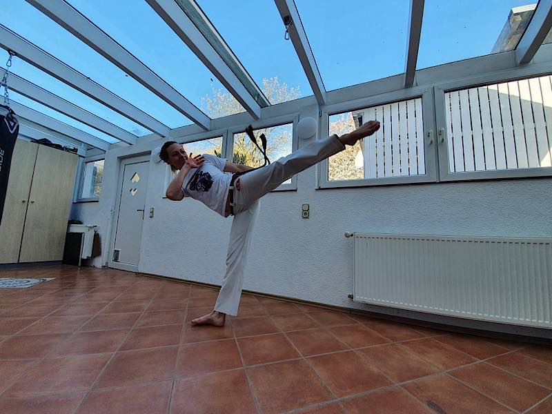 Lila Sax dos Santos Gomes im Wettkampf mit ihrem Capoeira-Mitspieler - dieses Mal zu Hause vor dem heimischen Laptop (Fotos: Capoeira Karlsruhe e.V.)