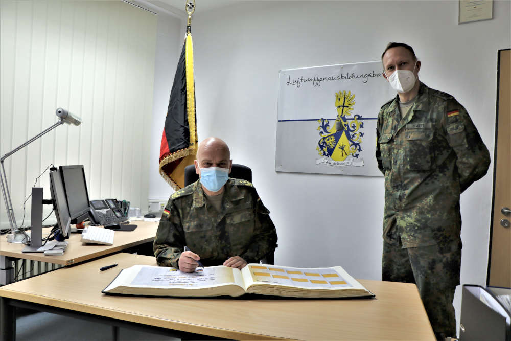 Eintrag in das Gästebuch des Bataillons (Foto: Frank Wiedemann/Bundeswehr)
