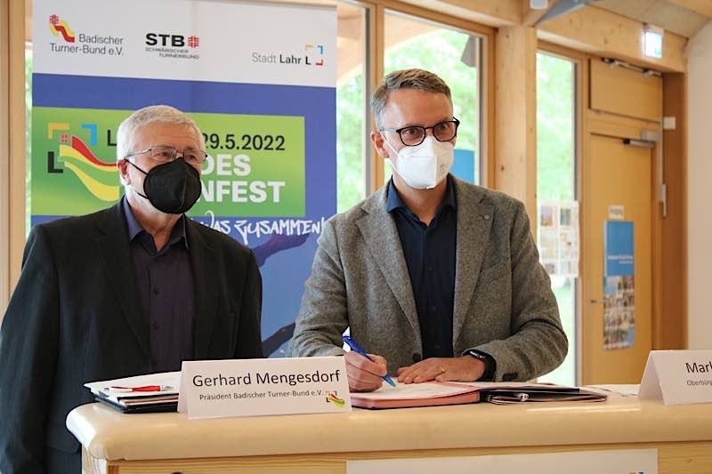Gerhard Mengesdorf, Präsident des Badischen Turner-Bundes, und Markus Ibert, Oberbürgermeister der Stadt Lahr, besiegeln mit der Unterzeichnung des Ausrichtervertrages die gemeinsame Durchführung des Landesturnfests Lahr 2022. (Foto: Badischer Turner-Bund)