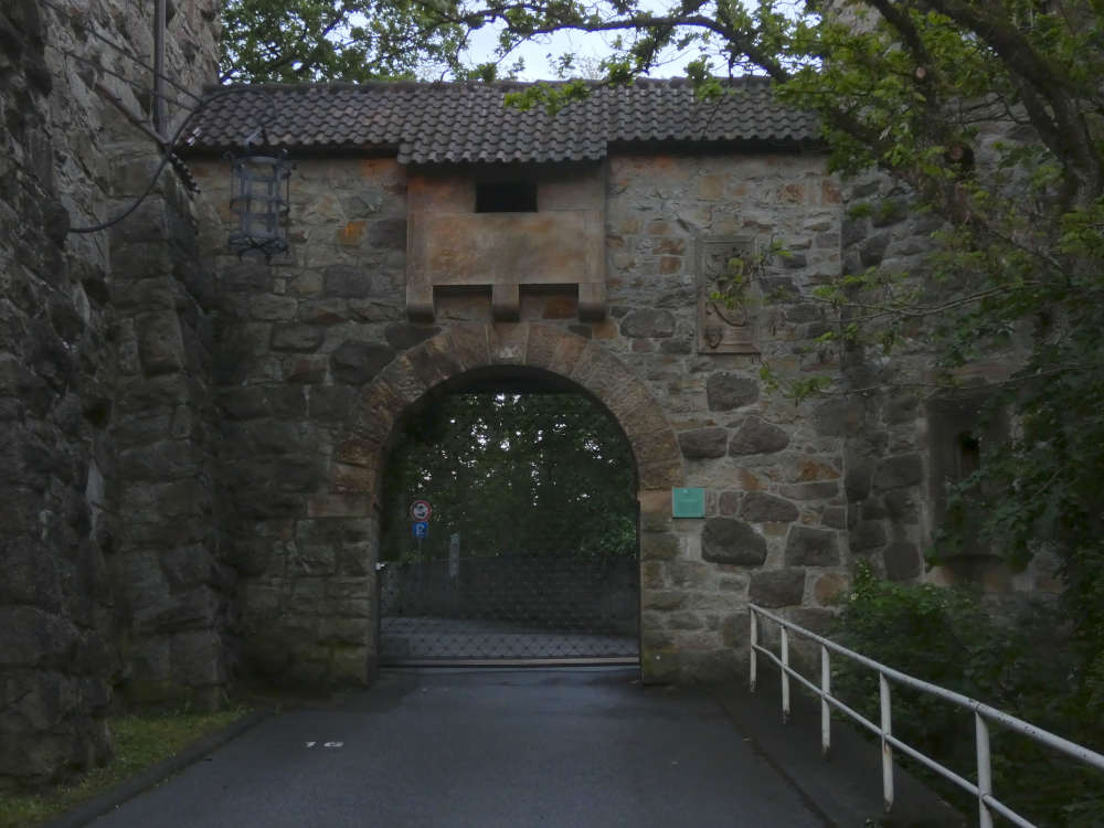 Das verschlossene Tor der Wachenburg am 26. Mai 2021 (Foto: Hannes Blank)