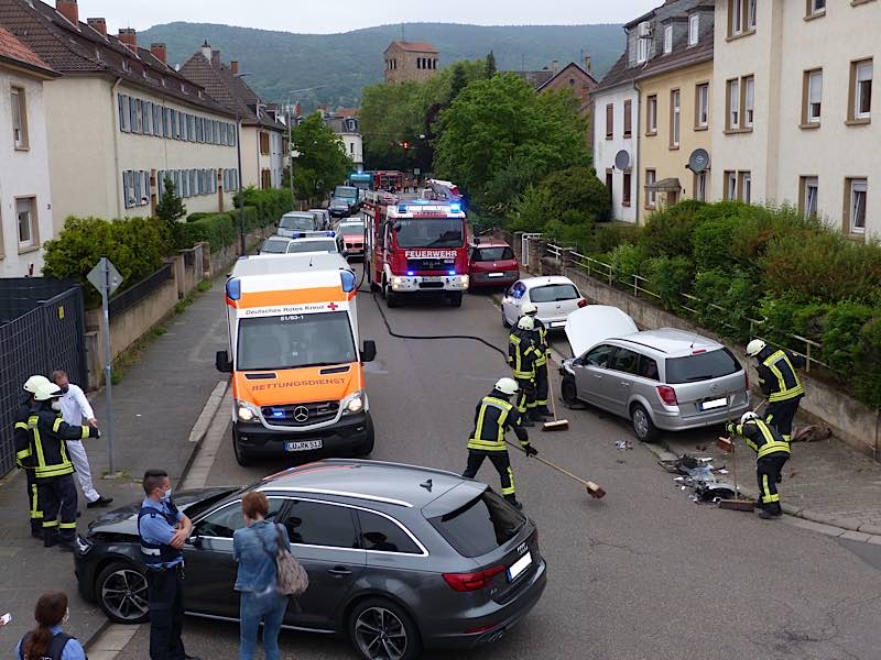 Verkehrsunfall im Kreuzungsbereich Branchweilerhof- / Landwehr- und Hagenstraße (Foto: Feuerwehr Neustadt)