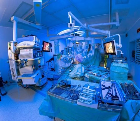 Operieren mit dem „DaVinci"-Roboter: Der Chirurg sitzt an einer Konsole (links im Bild) und steuert von dort aus die Roboterarme millimetergenau. (Quelle: Universitätsklinikum Heidelberg)