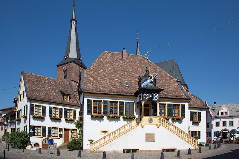 Symbolbild Rathaus Deidesheim (Foto: PIxabay)