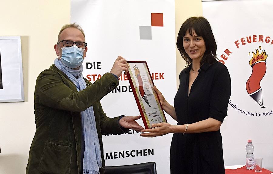Bildungsbürgermeister Dirk Grunert überreichte der „Feuergriffel“-Stipendiatin Julia Willmann zum Abschluss ihres Aufenthalts in Mannheim den „Feuergriffel“-Preis. (Foto: Stadt Mannheim/Thomas Tröster)