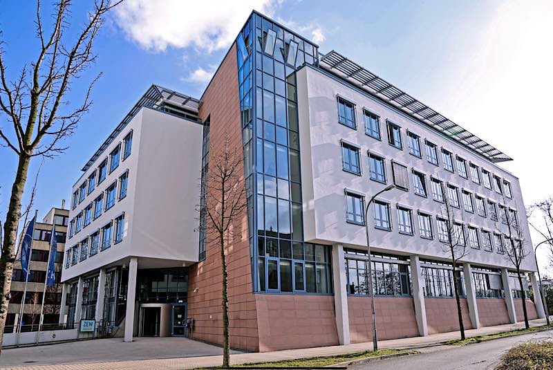 Das Institutsgebäude in L 7,1 in 68161 Mannheim aus verschiedenen Perspektiven (Foto: ZEW)