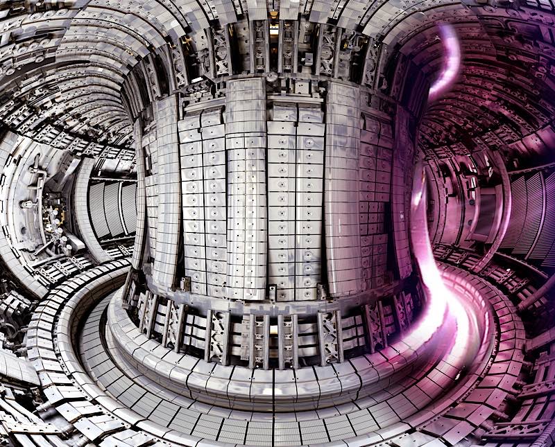 Prototyp eines Fusionsreaktors, in dem die physikalischen Bedingungen, die in den Zentren der Sterne herrschen, nachgebildet werden (Foto: EUROfusion)