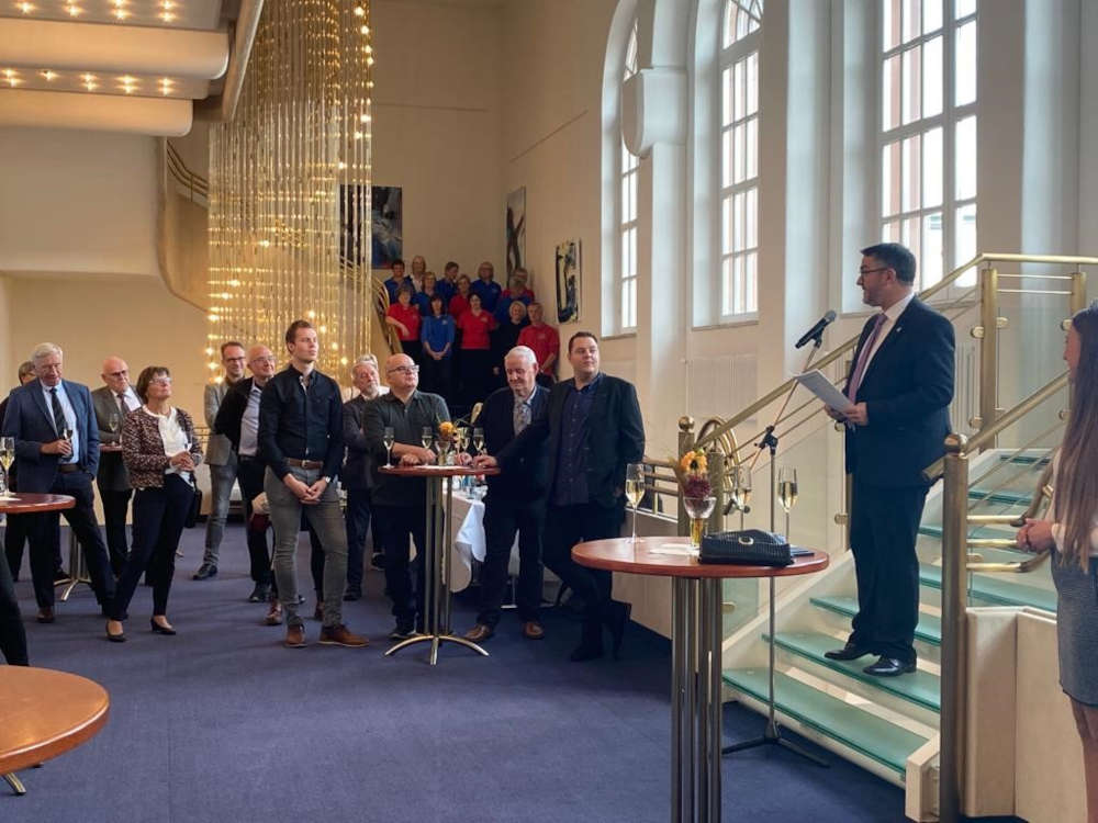 Oberbürgermeister Marc Weigel empfing die Gäste aus den Niederlanden im Saalbau. (Foto: Stadtverwaltung Neustadt)