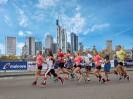 Läuferinnen und Läufer vor der Frankfurter Skyline (Foto: Mainova Frankfurt Marathon)