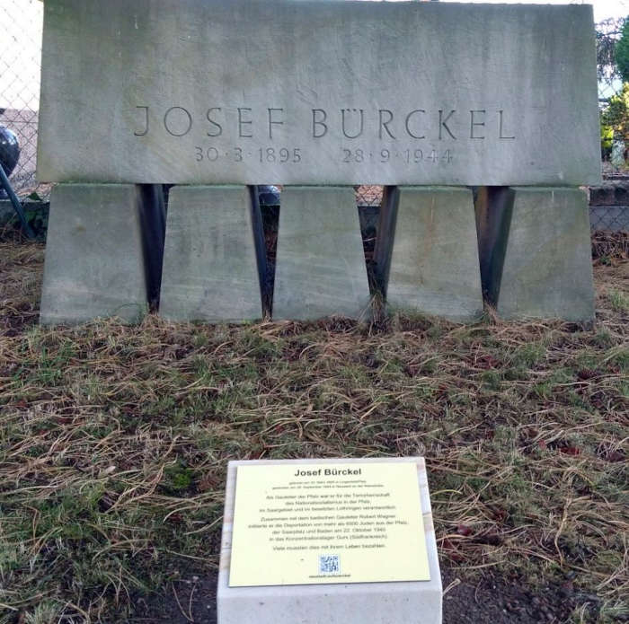 Die neue Tafel informiert über die Schreckensherrschaft des nationalsozialistischen Gauleiters Josef Bürckel. (Foto: Stadtverwaltung Neustadt)