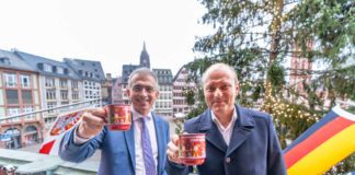 Oberbürgermeister Peter Feldmann und TCF-Geschäftsführer Thomas Feda mit den Glühweintassen, (Quelle: Stadt Frankfurt, Foto: Holger Menzel)