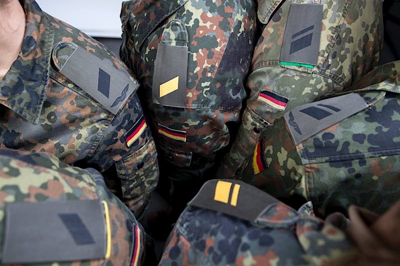 Soldaten mit den neuen Dienstgraden Korporal und Stabskorporal der Teilstreitkräfte posieren gemeinsam in Berlin (Foto: Bundeswehr/Torsten Kraatz)