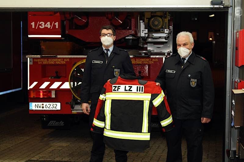 Übergabe der Zugführerjacke (Foto: Feuerwehr Neustadt)